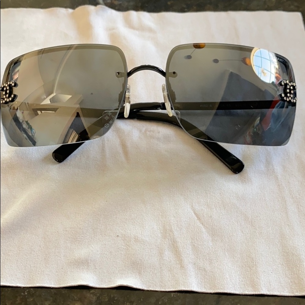 CHANEL SUNNIES